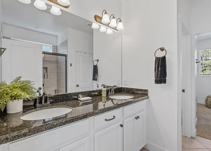 Casa vacanze Pet Family-friendly Spacious Fenced Yard 5-min To Downtown Ev Charger *